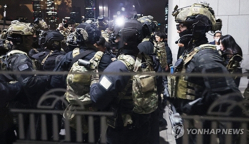 윤석열 대통령이 비상계엄을 선포한 4일 서울 영등포구 여의도 국회 본관으로 계엄군이 진입 준비를 하고 있다.  [연합뉴스]